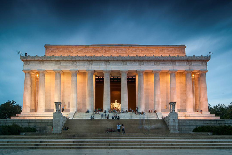 pixels.sh_visitors-to-the-lincoln-memorial-at-night_mydccool-via-crowdriff
